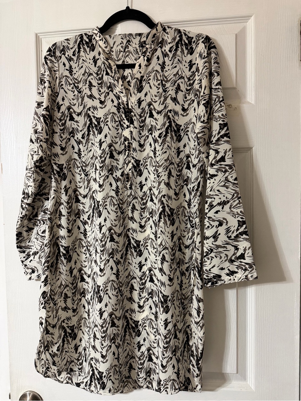 Black & White Printed V-Neck Tunic Dress
